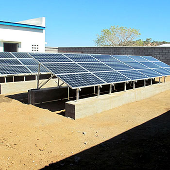 Pompe solaire avec réservoir d’eau. Combinaison pompe solaire avec chloration.